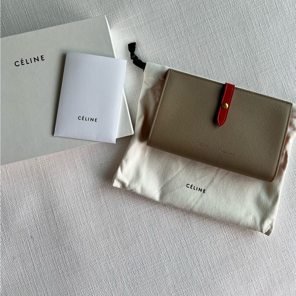 AUTHENTIC 2018 CÉLINE LARGE STRAP WALLET IN GRAINED CALFSKIN - SAND / RED - NWT - Picture 6 of 10